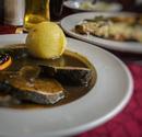 Wildschwein braten mit Kartoffelklos und Rotkohl