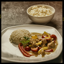 Schweinefleischgulasch mit paprikastreifen,kirschtomaten und reis