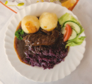 Rinderrouladen mit Rotkohl und Thüringer Klößen