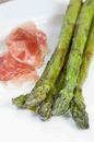 Grüner Spargel mit Schinken und Sauce