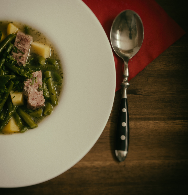 Grüne Bohnensuppe,mit Fotograf im Löffel