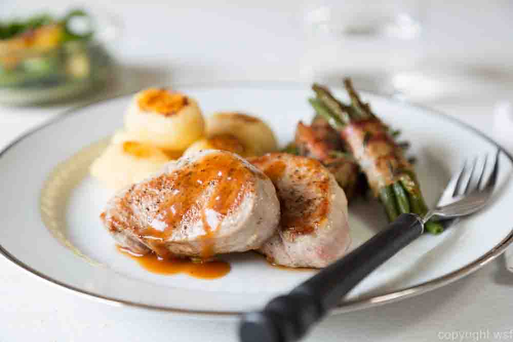Pork medallions with potatoes and beans
