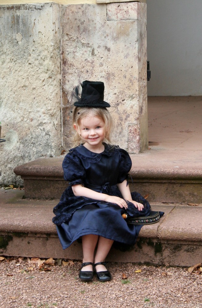 Emmely auf der Treppe