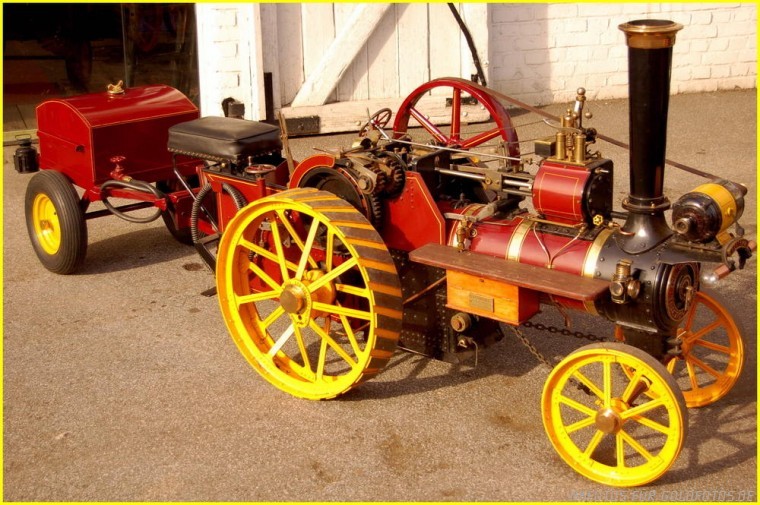 Mit Dampf betriebener Traktor