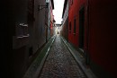 Durch diese Gasse muss er kommen