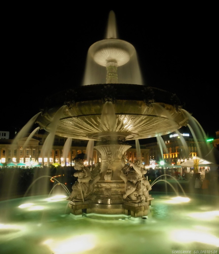 Brunnen vor dem Stuttgarter Neuen Schloss bei Nacht