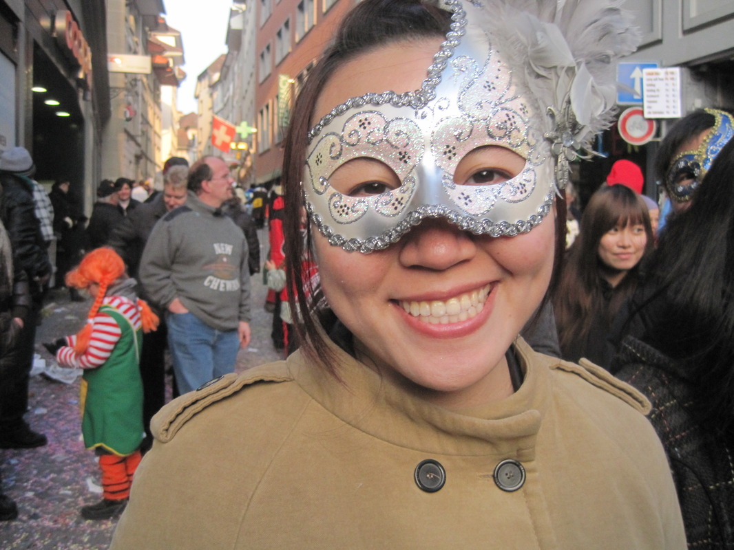 Frau mit Maske