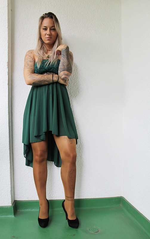 im grünen Ballkleid