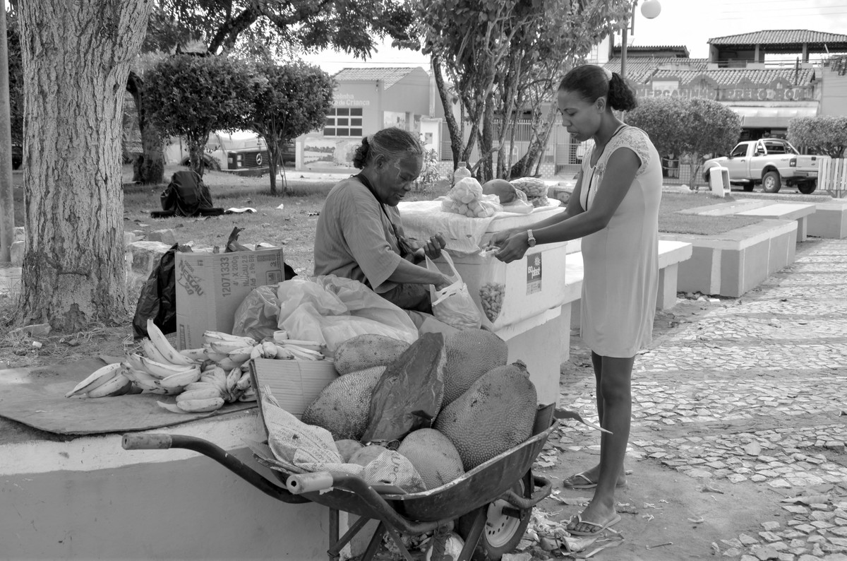 STRASSENVERKÄUFERIN IN CONDE, BAHIA, BRASILIEN