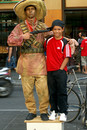Las Ramblas Barcelona  "lebende"Statue"und mein Enkel
