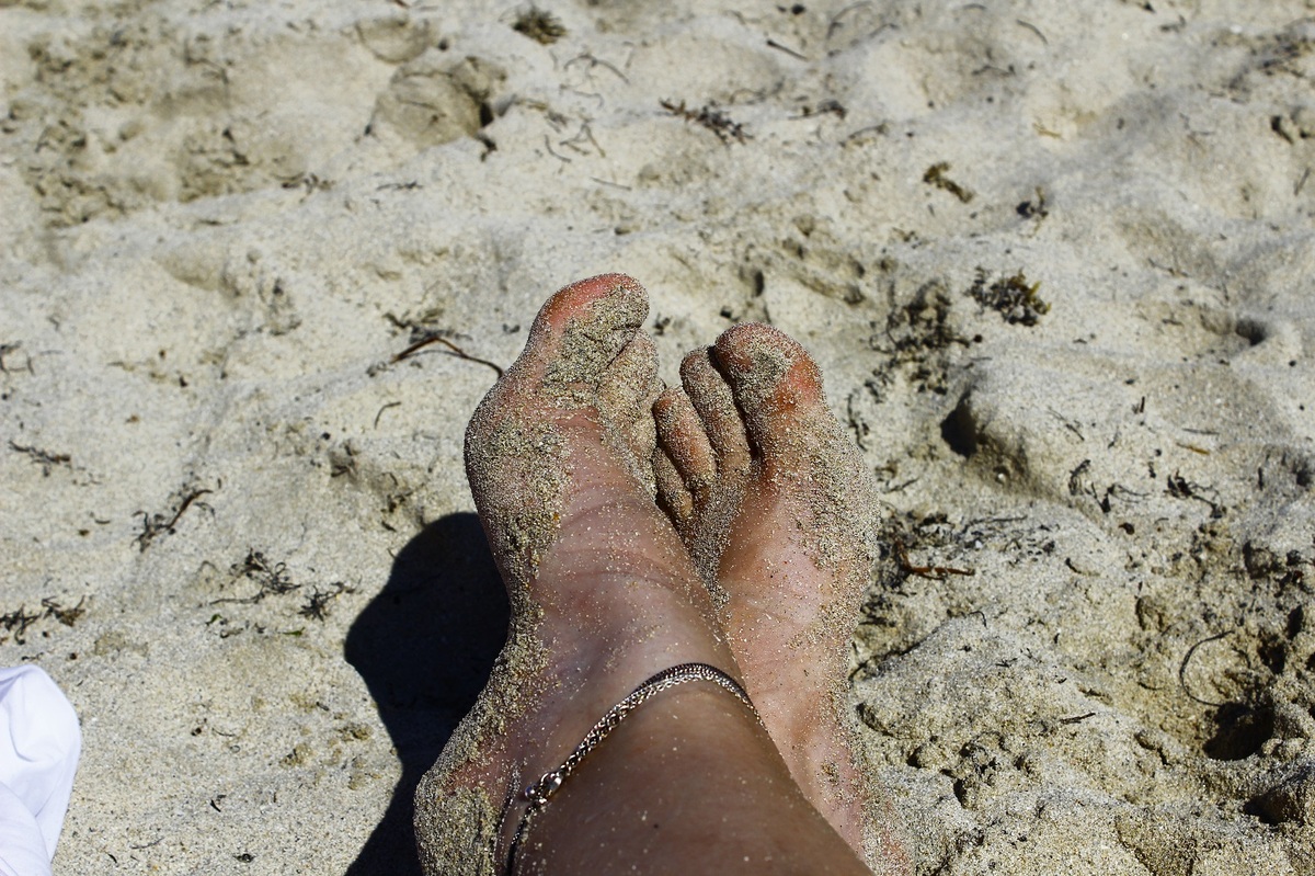 Füße im Strandsand von miami