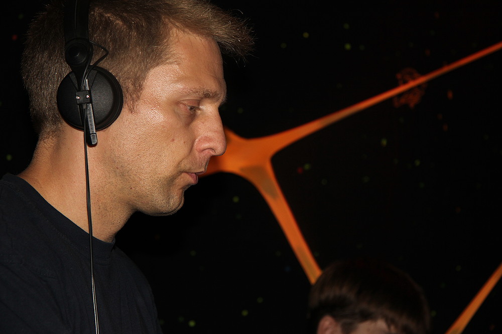 DJ 
