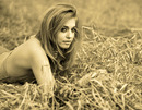 Jessi im hohen Gras
