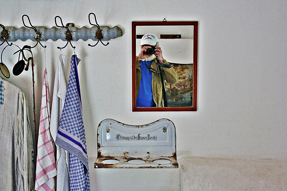 Selbstporträt im Spiegel einer alten Küche