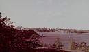 Blick von einer Anhöhe bei Nyckelviken, nördlich von Nacka, hinüber nach Stockholm. (Herbst 1964)