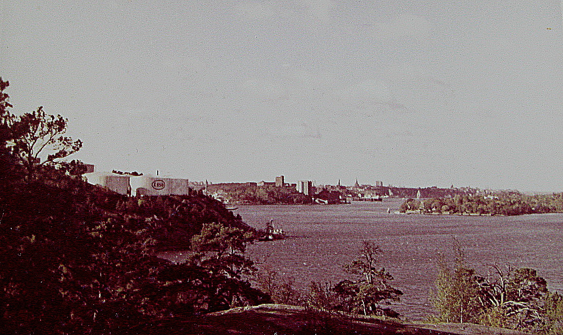 Blick von einer Anhöhe bei Nyckelviken, nördlich von Nacka, hinüber nach Stockholm. (Herbst 1964)