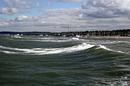Anrollende See mit Hintergrund Hafen Kühlungsborn