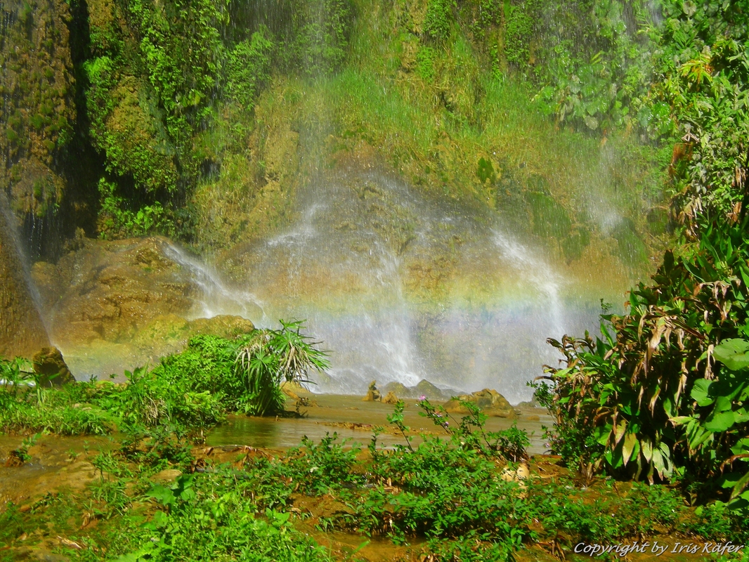 Der Regenbogen im Wasserfall