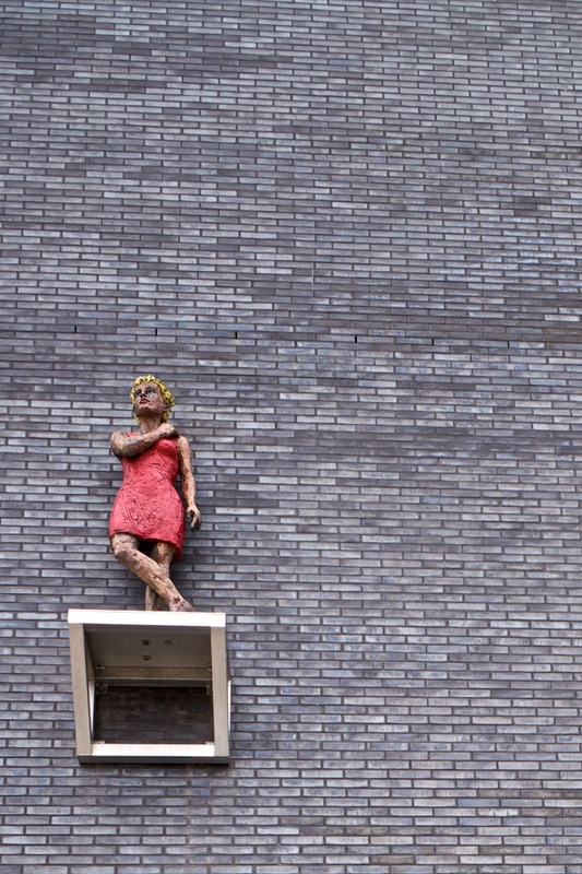 DIe Damen an der Wand