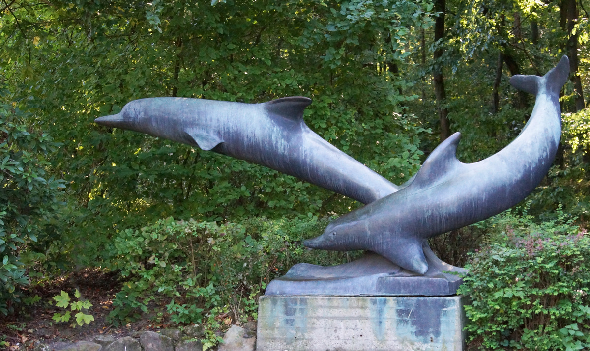 Zwei Delphine als Skulptur ...