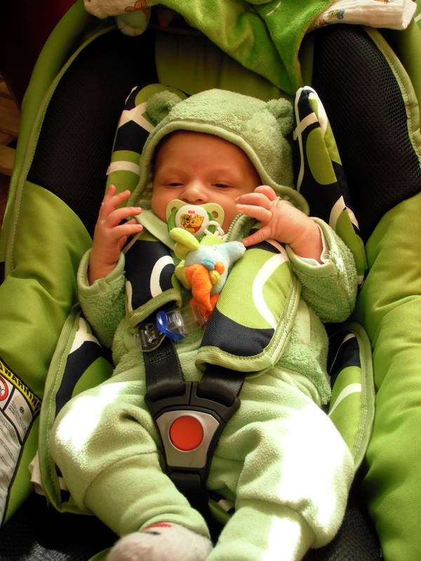 Der kleine im Kinderwagen ganz in Grün.