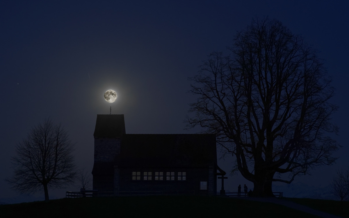 Vollmond über Michaelskreuz