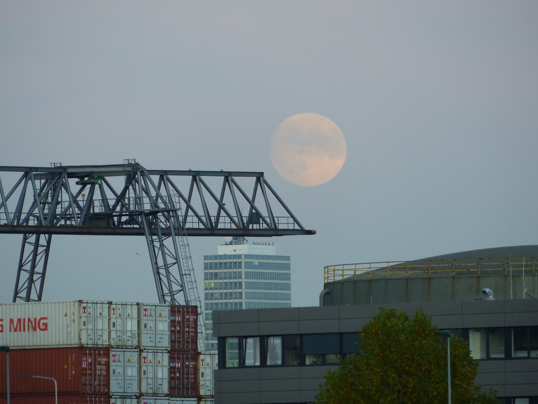 Mondaufgang über Containerhafen