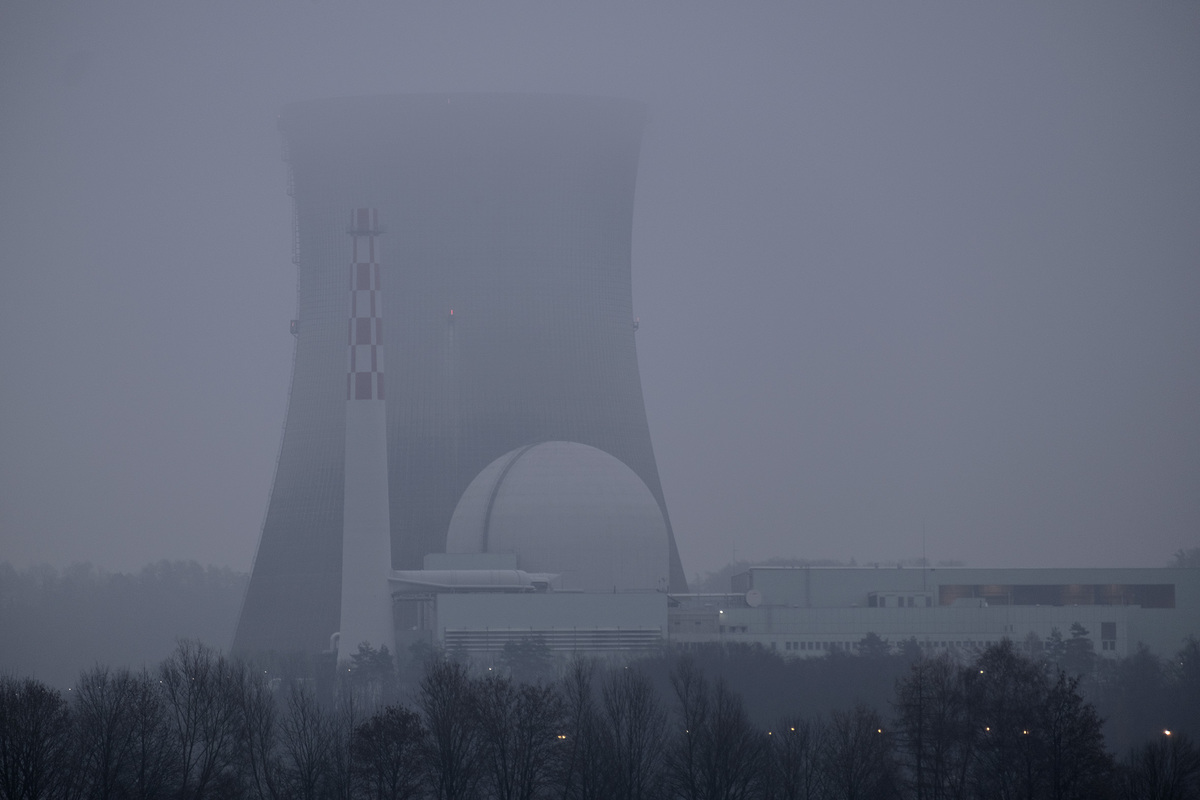 Atomkraftwerk Leibstadt im Morgendunst