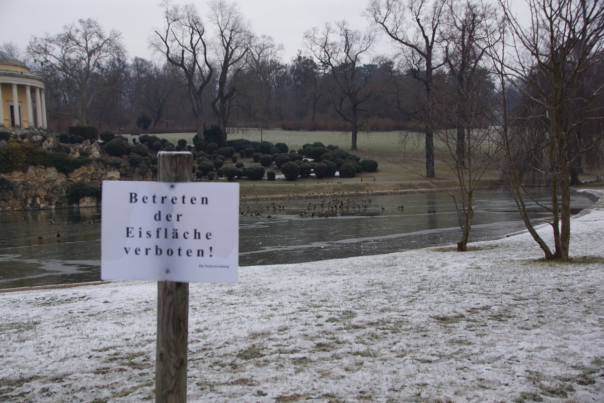 Übersichtsaufnahme - Schlossteich und Leopoldinentempel im Schlosspark Eisenstadt