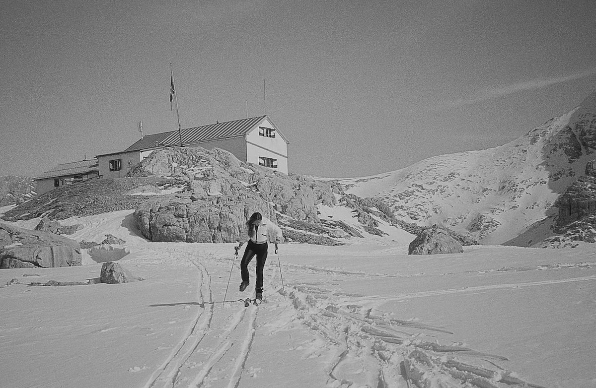 AUF SKITOUR IM BEREICH DER SIMONYHÜTTE