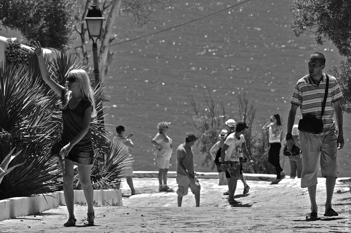 Some days ago in  Sidi Bou Said (Tunisia), ...can someone help me, the road is so steep.
