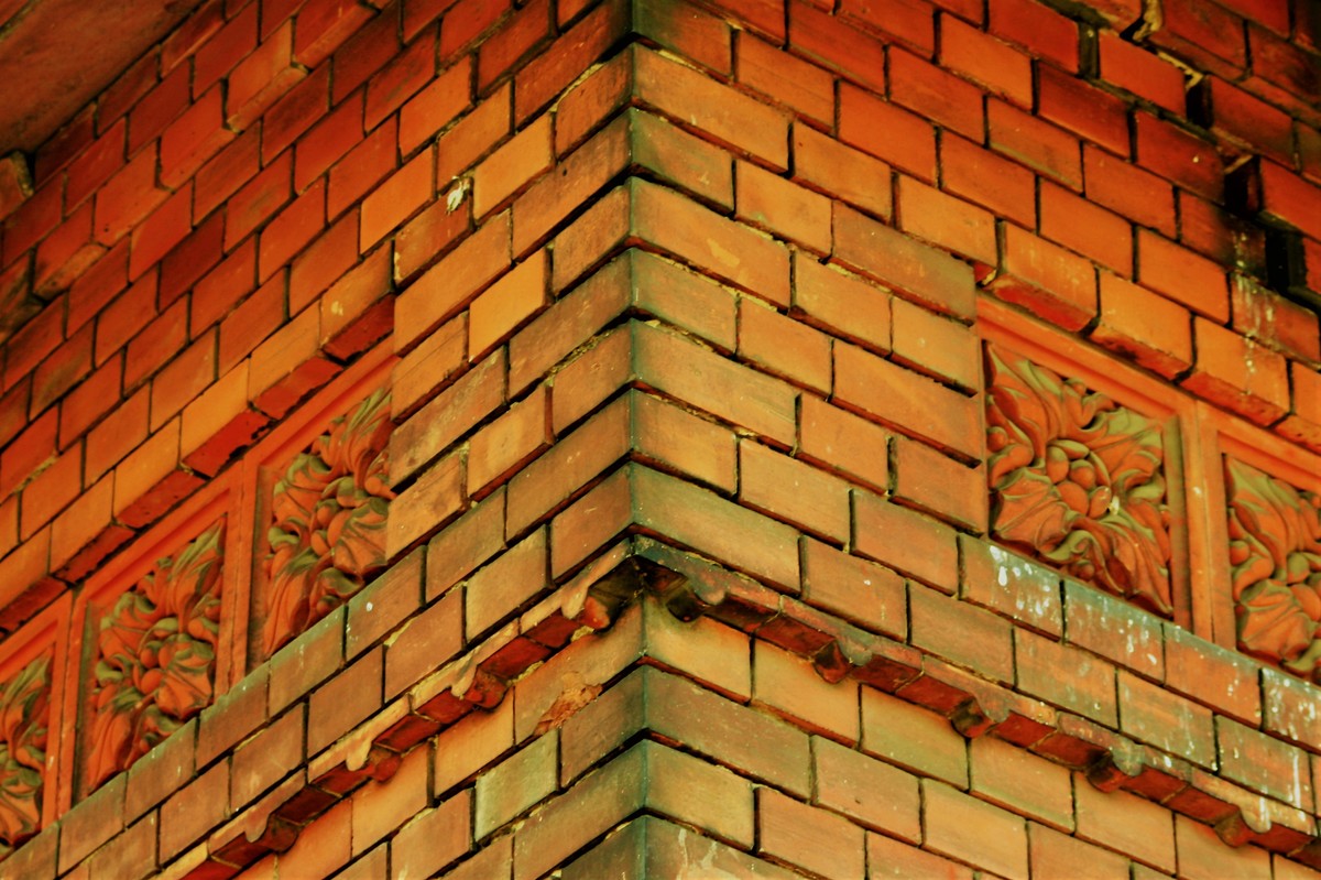 Wandecke mit roten Ziegeln