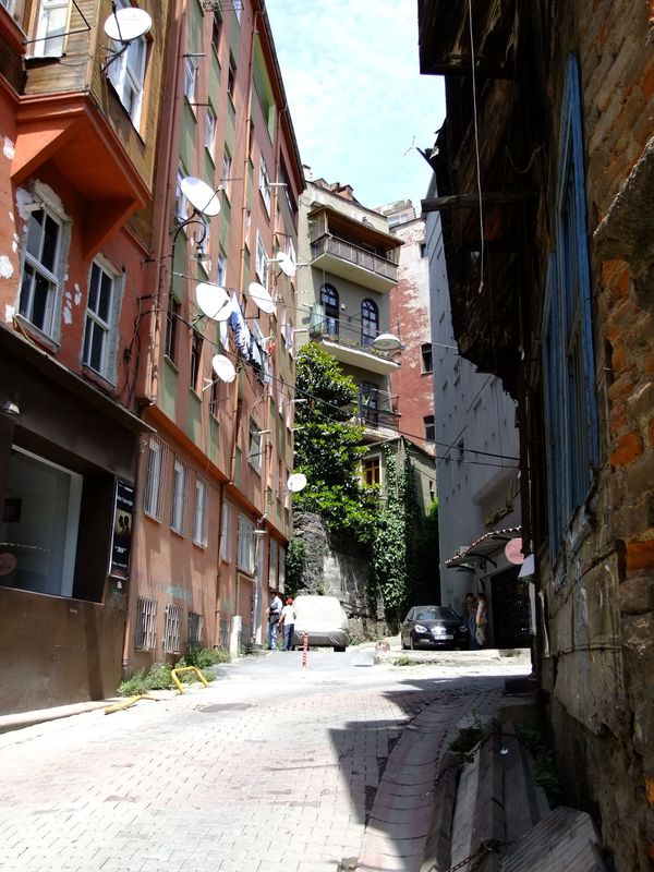 eine Gasse in Istanbul vor einer Galerie