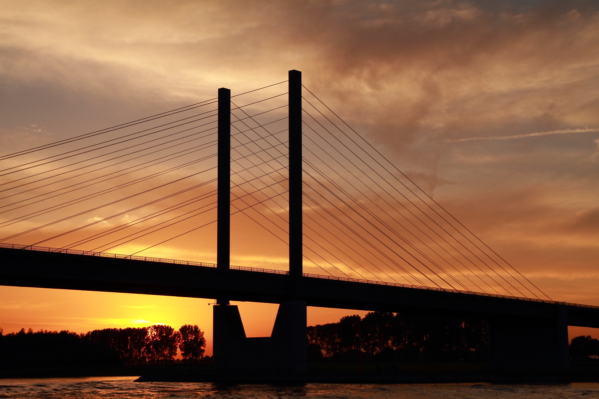 Brücke von  Rees  am  Abend  !!