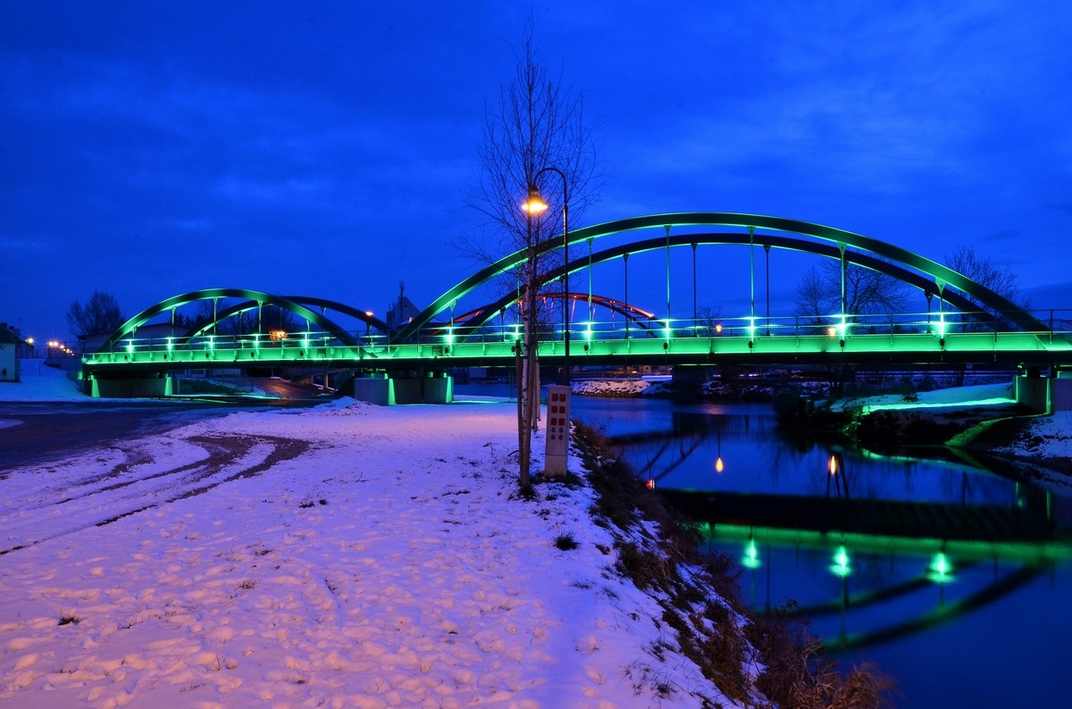 Wieselburg 2      Farbig beleuchtete Eisenbahnbrücken über die Kl.Erlauf