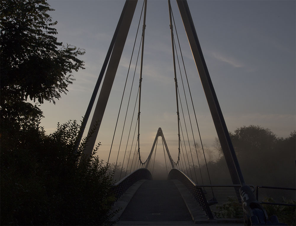 Brücke im Morgennebel