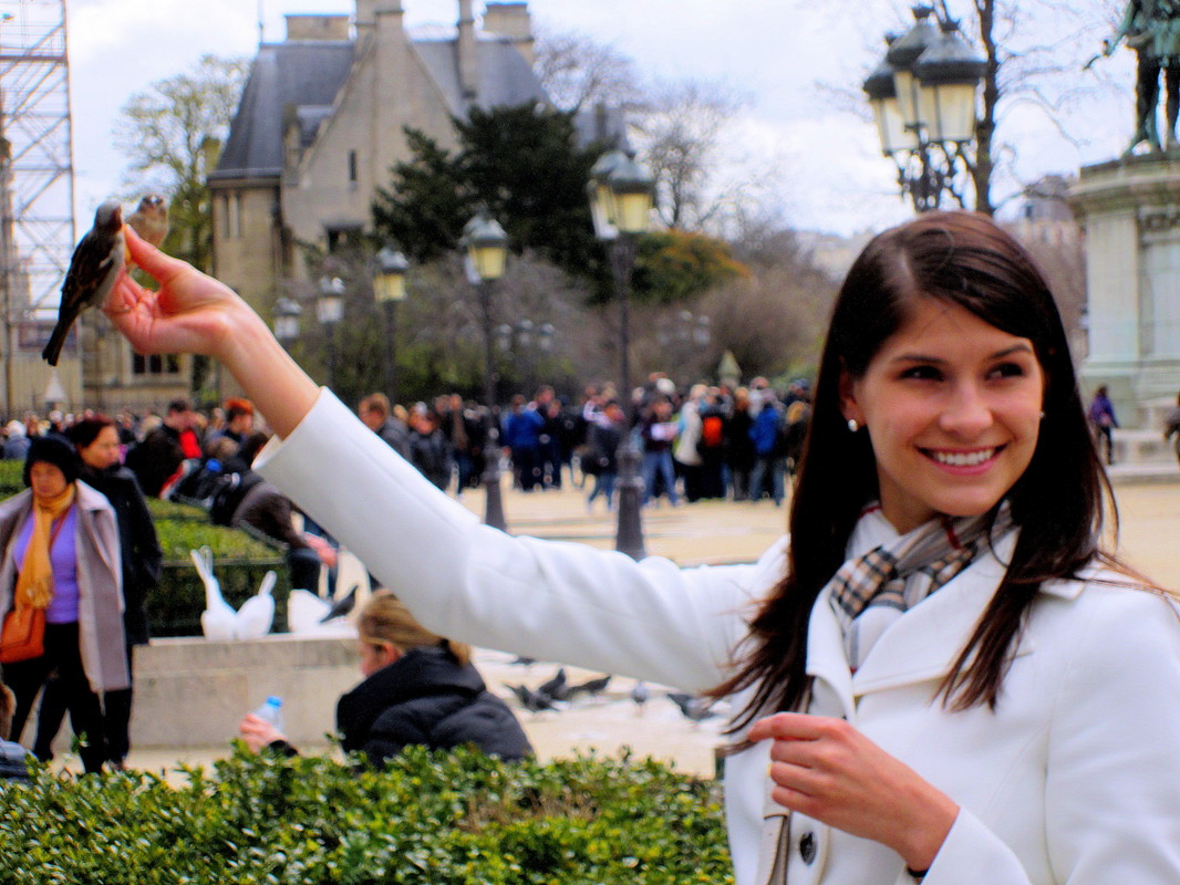 Die Schöne und ihr Spatz auf der Hand