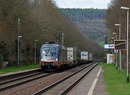 Hectorrail-Taurus 242 516 Ferdinand mit kurzem Güterzug in Sehlem/Rheinland-Pfalz 