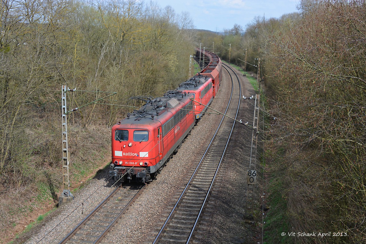 16.04.2013.Railion 151 066-8+ Schwesterlok mt Kohlezug in Salmtal unterwegs ins Saarland 