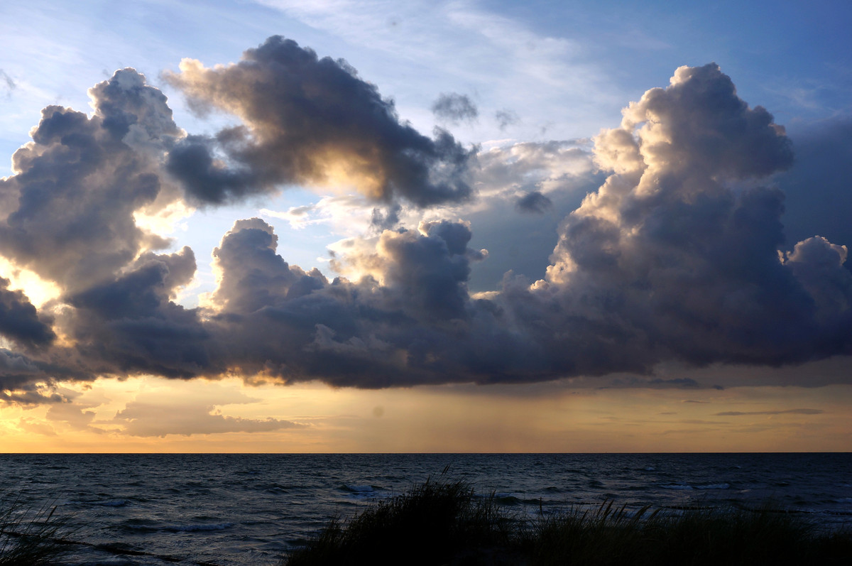 Wolkenbild vorm Sonnenuntergang