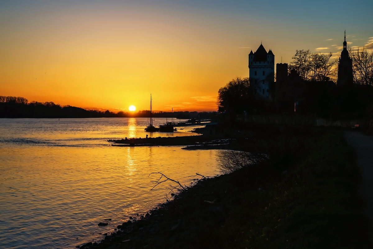 Sonnenuntergang am Eltviller Rheinufer - 23. Dezember 2015