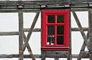 Fassade mit rotem Fenster