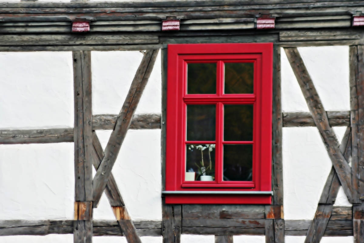 Fassade mit rotem Fenster