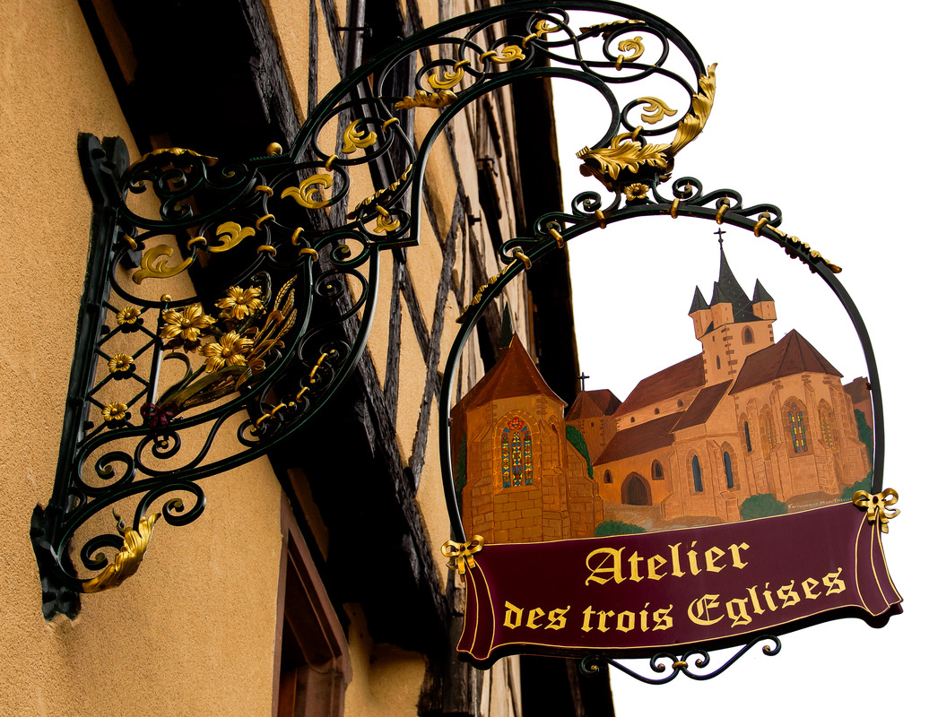 Ladenschild eines Ateliers in Ribeauville/Elsass