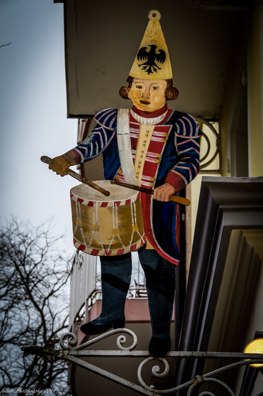 "Trommler" vor einem Juwelierladen in Baden-Baden 