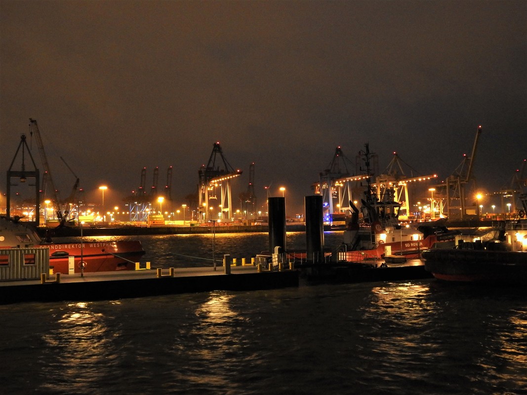 Nächtlicher Hafen