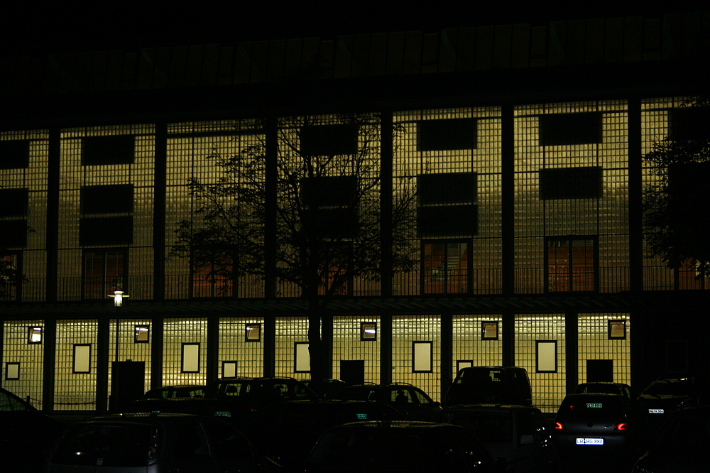 Sporthalle bei Nacht
