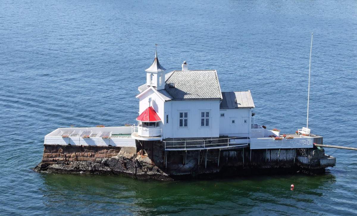 Einsames Restaurant im Wasser