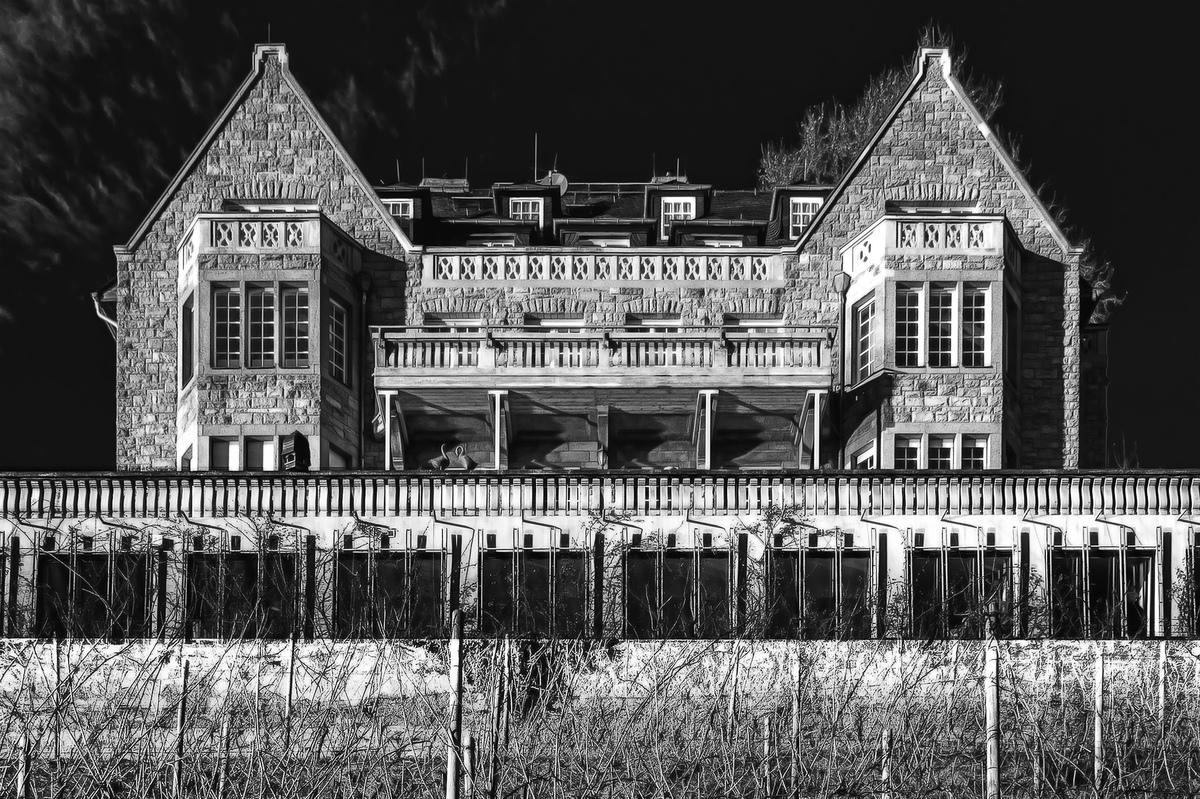 Kein schöner Baustil - Villa am Rheinufer zwischen Eltville und Walluf