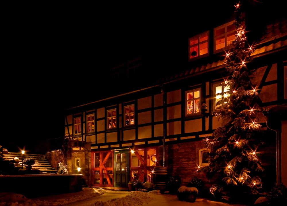 Unser Hof bei Nacht